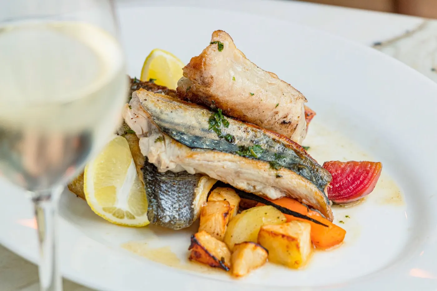 Un calice di bianco con il pesce